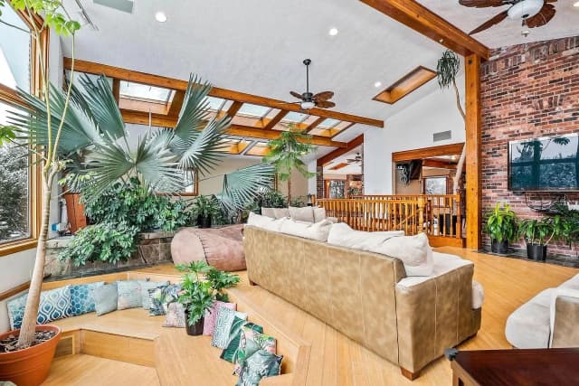 Lush Lounge